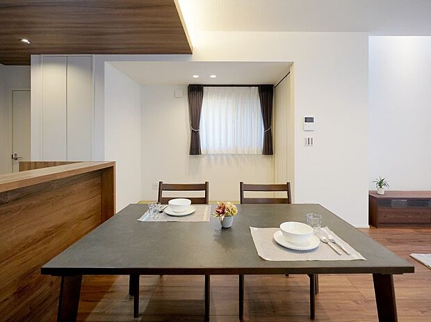 【ダイニング】自然と家族が集まり、笑顔の溢れる空間をつくります。