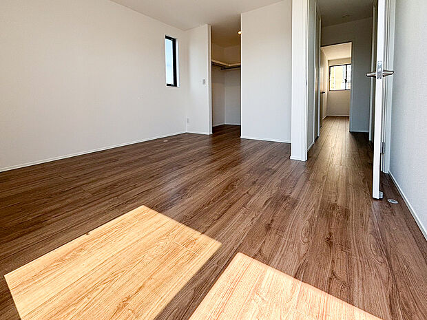 【２階主寝室】バルコニーに面する明るい主寝室。ウォークインクローゼットも併設されてます。
日当たりも問題なしのお部屋です。