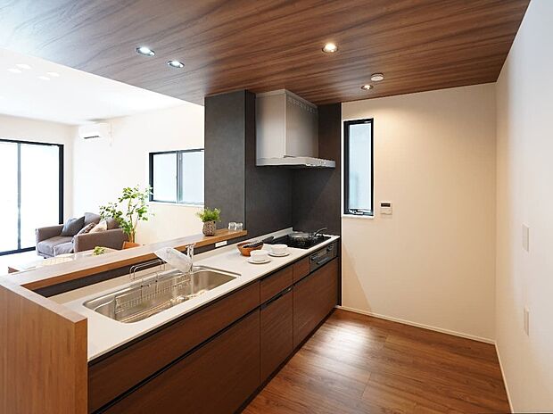 【キッチン】お手入れしやすく使いやすいキッチン。収納充実のキャビネットは汚れがふき取りやすいパネル。
また、ブラウンのパネルがお家の雰囲気を温かくしてくれます。