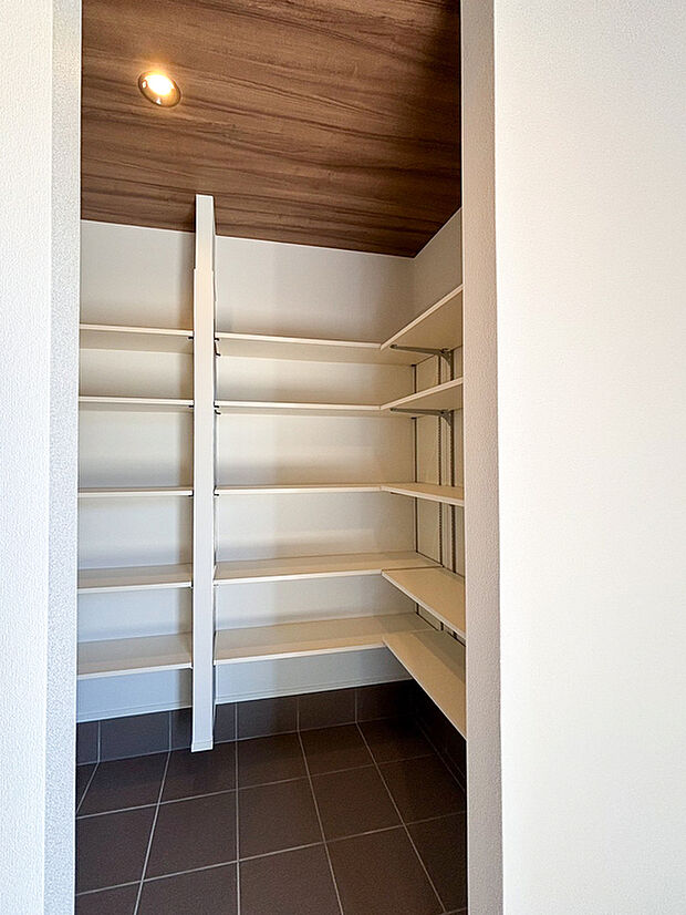 【シューズクローゼット】玄関には収納棚付きの収納空間。
３列の可動棚があり、かなりの収納力です。
お子様のベビーカーや遊び道具、お父様のゴルフ道具置き場にもぴったりです。
玄関周りの導線がスムーズで、ストレスフリーです♪
