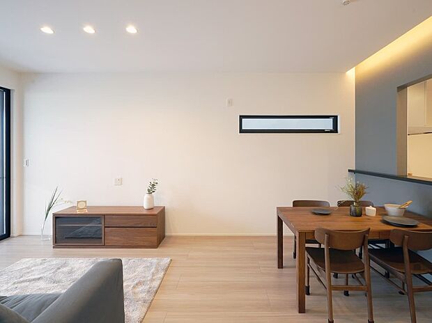 【LDK】一般的な住宅は天井高2.4mが多いなか、TOSCOの住宅は天井高2.7mを標準としています。天井が高いということは、光を採り込む窓の位置も高くできるということ。TOSCOの家は光が満ちています。