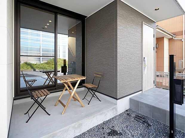 【テラス】ほっと一息つけるテラスは暮らしの質をワンランクアップさせてくれる「くつろぎの場」。リビングとつながる配置で、室内の家族ともコミュニケーションをとることができます。