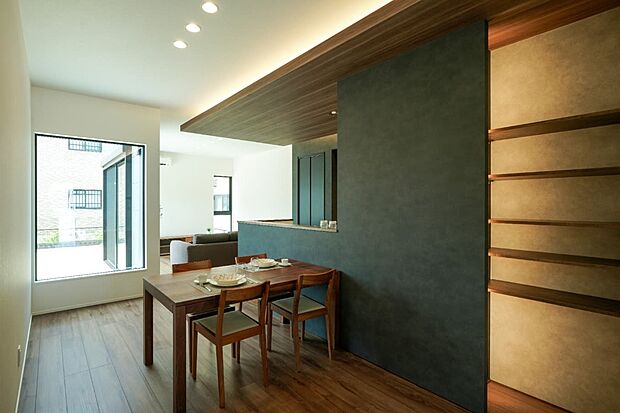 【ダイニング】天井の高い部分と下げた部分の差を利用して間接照明を採用しています。普段の暮らしを、少しお洒落に演出します。