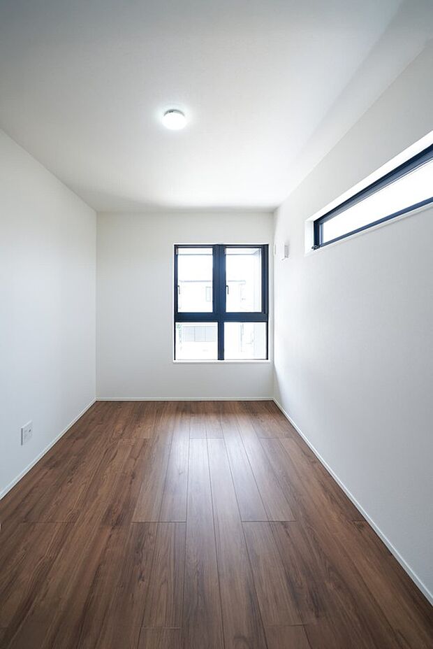 【2階子供部屋】外観のデザインも考慮して、かわいい十字の窓にしました。