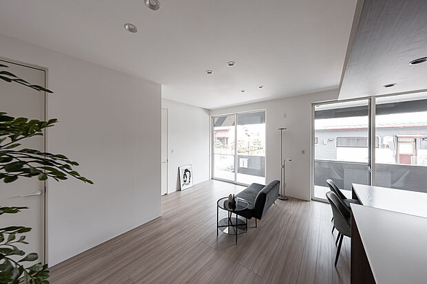 【大きな窓のリビング】通常のハイサッシよりも20cmさらに高い2m40cmのサッシを採用。大きな窓から光を取り入れ、解放感ある空間を演出します。