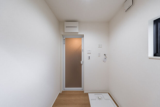 【脱衣室】脱衣室を広く確保しているため、着替えもストレスフリーに。子どもが小さいときも、余裕をもってお着替えできます。