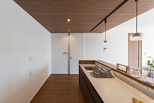 【Ｄ棟モデルハウス】明るく清潔感のあるキッチンは、料理時間が楽しくなる使い勝手の良い設計。リビング・ダイニングに視線が届くため、家族とのコミュニケーションが取りやすいのが魅力です。