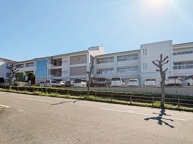 日進市立香久山小学校(約1,700m)