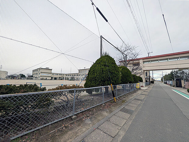 六輪小学校（約668m）