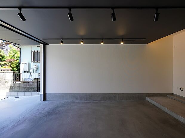 【ガレージハウス施工事例】雨の日でも作業できる十分な広さをご提案します。