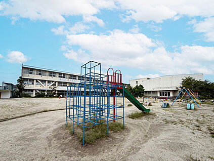津島市立神守小学校 約731ｍ(徒歩10分)