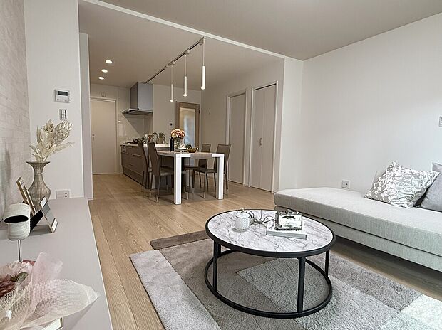 【LDK/No.2】
LDKは広々約17.3帖!石目調のアクセントクロスがモダンな空間を演出します。可動棚や収納、FCなど収納を豊富に設けており、すっきりと片付いたファミリースペースが叶います。