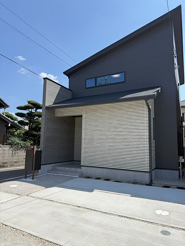 【外観/No.3】
片流れ屋根にダークカラーの外壁がお洒落な外観。青空に映えるスタイリッシュで洗練されたデザインが目を惹きます。カースペース2台分を確保しました(車種による)。