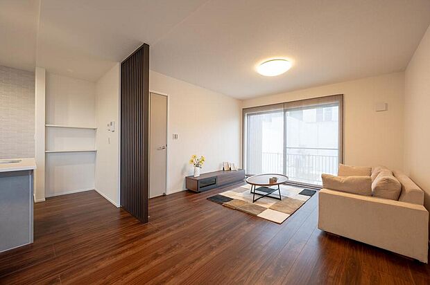 【リビング/No.1】陽光溢れる開放的なLDK。大きな窓から自然光が注ぎ、明るく開放的な空間を演出。床暖房完備で、足元から心地よい温もりで冬でも快適。ご家族の暮らしを豊かにする工夫が満載です。