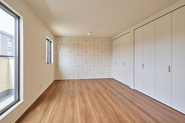 【主寝室(約9.0帖)＋洋室(約3.8帖)/No.2】
約12.8帖の広々とした1部屋としてだけでなく、仕切って2部屋にすることも。家族構成やライフスタイルに合わせて変化できる間取りです◎