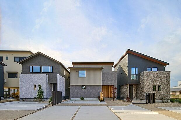 【現地街並み】
伸びやかな暮らしを叶える全4邸が誕生!ハザードの心配の少ない高台に位置した分譲地。駅や学校、買い物施設、公園などが徒歩圏内に揃う、様々な世代が暮らしやすい住環境です。