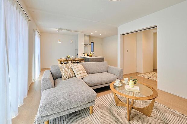 【施工例】
約19.0帖LDKは、ソファーなどの家具を置いてもゆったりとお過ごしいただけます。南側に掃き出し窓を設けており、陽光がたっぷりと舞い込む明るい空間です。