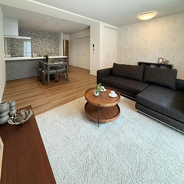 【施工例】
キッチンは調理中もご家族やゲストとの会話が弾む対面仕様◎視界を遮る吊戸棚がなく開放的です。リビングで過ごすご家族の様子を見守ることができます。