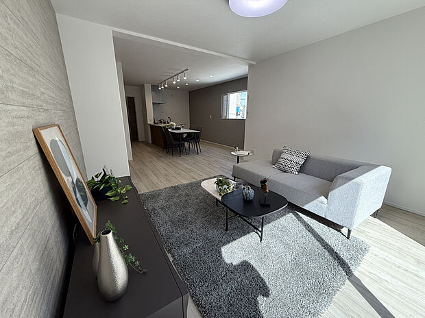 【LDK(約20.9帖)/No.1】
暮らしのメイン空間となるLDKは、大きめの家具も配置しやすいゆったりとした広さ。リビングスルー階段を採用しており、ご家族で顔を合わせる機会が自然と増えそうです。