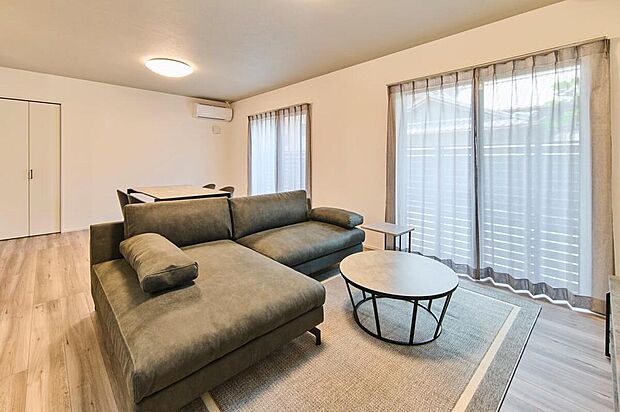 【LDK/No.4】
LDKは約19帖。南側に掃き出し窓が並び、明るい陽光をたっぷり採り込めます。LDK部分には、小さなお子様やペットのいるご家庭にも嬉しい床暖房を採用しています。