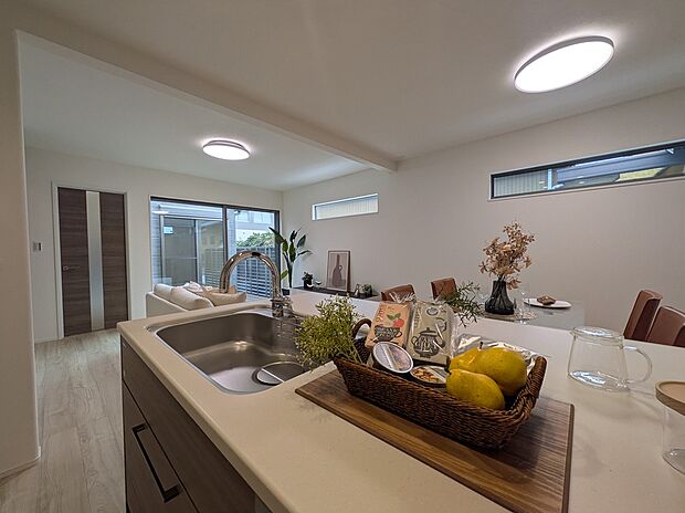 【LDK/既分譲】
ご家族と顔を合わせる機会が自然と増える、リビング階段仕様です。キッチンからはLD全体を見渡すことができ、調理中でも会話が弾みます。