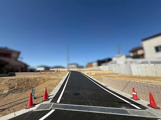 【街並みイメージ】
角地や南向き区画を含む、全14区画の新街区が誕生！敷地面積は約39坪～57坪超、開発道路は約6m幅あり、車同士のすれ違いや車庫入れがスムーズです。