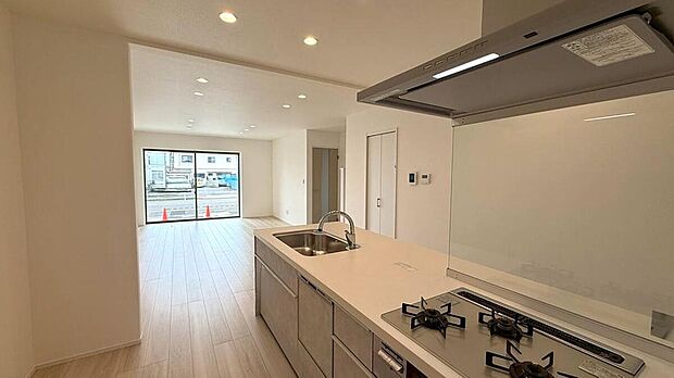 【キッチン/No2】
開放感のあるフルフラットタイプのキッチンです。白を基調としたデザインが、室内の雰囲気にマッチしています。食器洗浄乾燥機やタッチレス水栓など、機能的な設備を搭載しています。