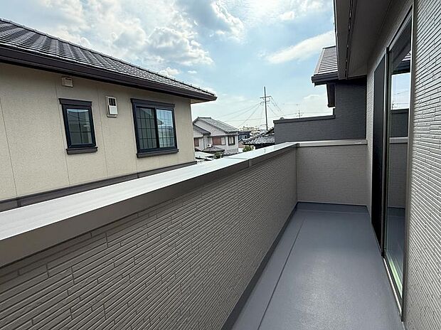 【【バルコニー/No.2】】約8.5帖洋室(主寝室)から出入りできる、バルコニー。南向きで陽当たりのいい空間です。WICが近く、乾いた衣類をサッと仕舞うことができます。