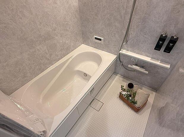 【【浴室/No.2】】浴室暖房乾燥機を備えており、寒い季節の入浴も快適です。雨の日の洗濯物も乾燥機能でしっかり乾きます。ベンチ付きの浴槽を設置しており、小さなお子様との入浴や半身浴なども◎