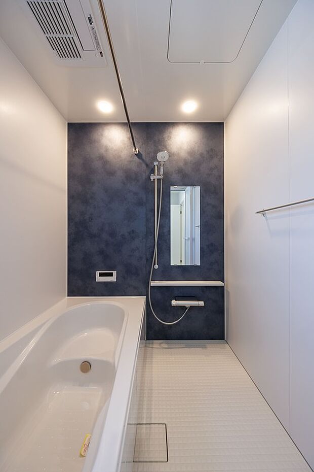 【【No3】浴室】淡いブルーのアクセントパネルがオシャレ。壁4面マグネット対応です。