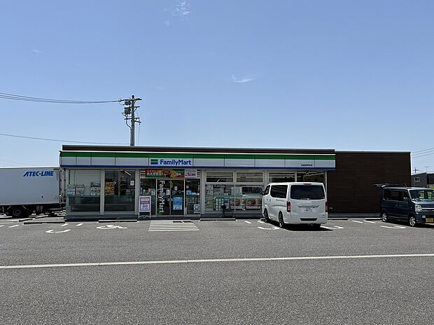 ファミリーマート岩倉曽野町店（約240m）