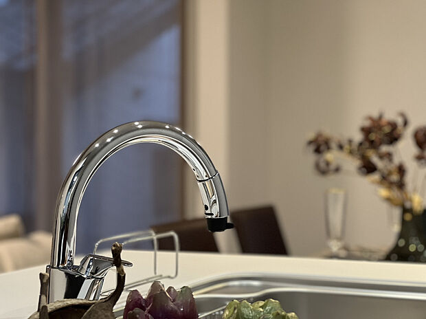 【【タッチレス水栓/キッチン】】キッチンには、手を触れずに水の出し止めができるタッチレス水栓を標準装備。衛生的で清潔に使うことができます。