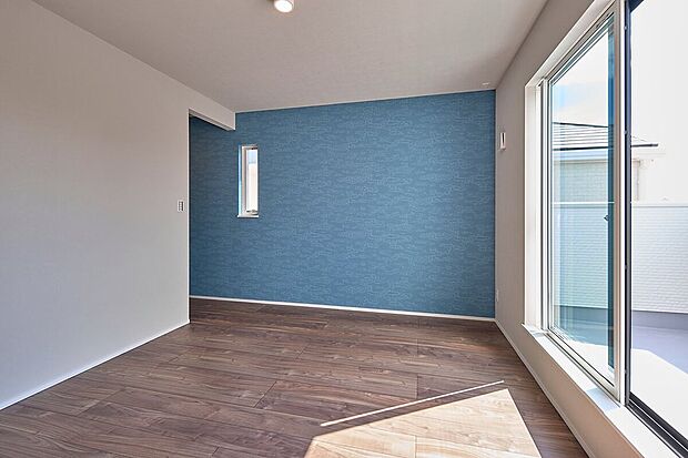 【【2階洋室/当社施工例】】アクセントクロスを効果的に使用した施工例。バルコニーとつながる大きな掃き出し窓を設け、太陽の光をたっぷりと取り込める空間になっています。