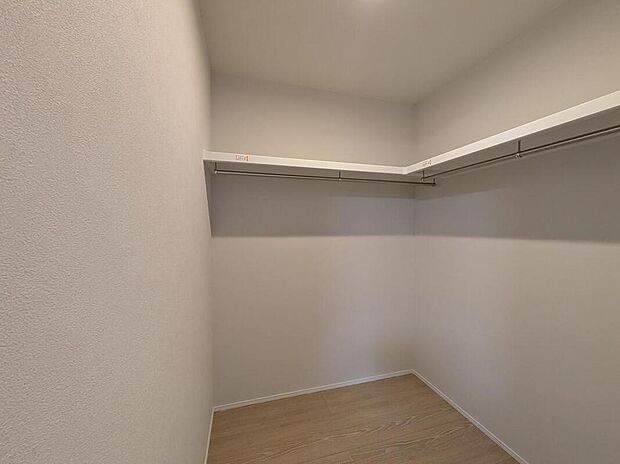 【【G-style大府市北山I(No.2)/WIC】】2階約8.3帖洋室に設けたWICは、約2.0帖!洋服のほか、スーツケースや季節家電など、大きな荷物もたっぷりと収納できます。ハンガ―パイプ・枕棚付き。