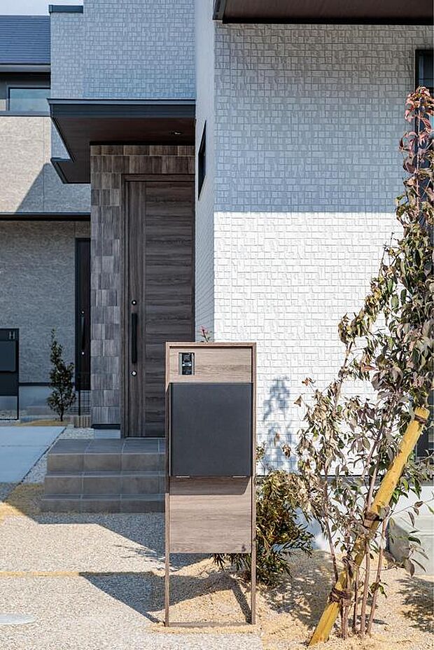 【【外観/NO.3号地】】留守の際も荷物の受け取りが可能な宅配ボックスを設置。不在配達の手間が省け、非対面での受け取りも可能です。外観に合わせた統一感のあるデザインを採用しています。