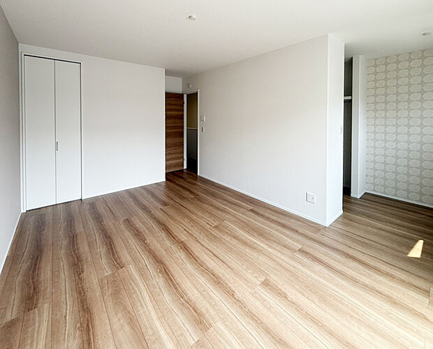 【【2階約10.7帖洋室/No2】】大きなベッドなども配置しやすい広さの洋室。ご夫婦やご家族の寝室としてご活用いただけます。衣類・バッグなどをまとめてしまっておけるWIC付きです。