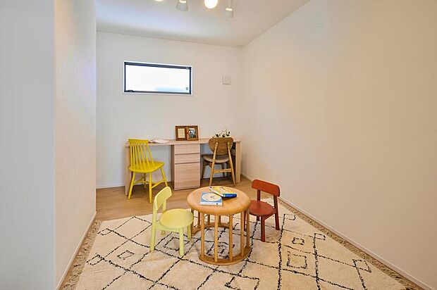 【【1階約5.2帖洋室/No6】】LDKに隣接する約5.2帖の洋室です。扉付きのプライベート空間で、在宅ワークスペースとしても◎扉を開放し、LDKとの一体利用も可能です。