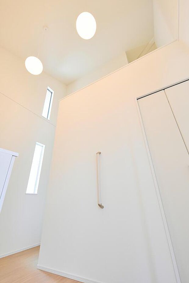 【【玄関/No6】】玄関ドアを開けると、開放感あふれる吹抜け空間が住人を迎えます。白を基調とし、より明るく感じられる空間に。土間収納を備えており、履き物やアウトドア用品がすっきりと片付きます。