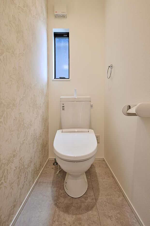 【【トイレ/No4】】各階にトイレを設置しており、朝の時間帯や来客時にも気兼ねなくご使用いただけます。温水洗浄便座付きトイレで快適です。
