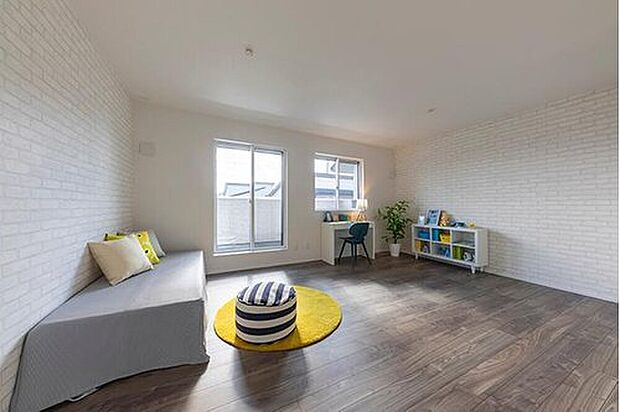 【【洋室/施工例】】2階約11.7帖洋室は、南向きバルコニーに面しており、明るく開放的です。お子様の成長など、ライフスタイルの変化に合わせて2部屋に分割できるよう設計しています。