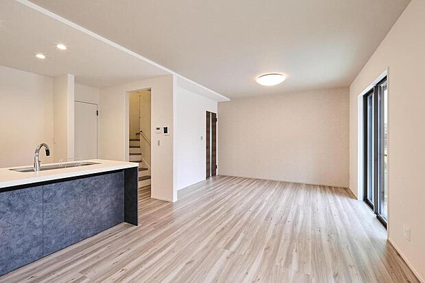 【【施工例】】約18.0帖の広々LDKで、ゆったりと団らんをお楽しみいただけます。リビング階段を採用しており、ご家族のコミュニケーションが円滑に◎