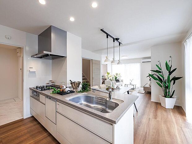 【【施工例/キッチン】】調理中もご家族やゲストとの会話が弾む、対面式のシステムキッチン。フラットな天板で、配膳や拭き掃除がスムーズに◎視界を遮る吊戸棚がなく、開放感があります。