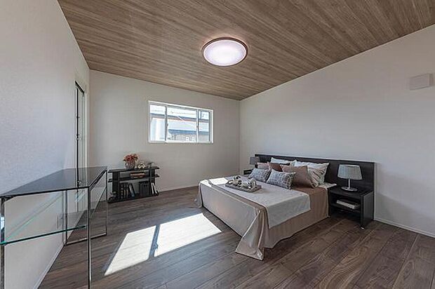 【【施工例/洋室】】天井に木目調のクロスを採用した洋室。ゆとりある広さの洋室は、主寝室としてのご使用におすすめです。腰窓のため、家具の配置もしやすそうです。