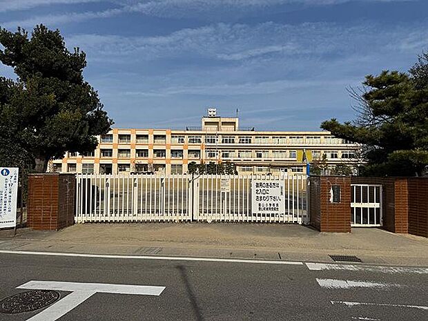 豊山小学校(約640m)