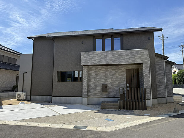 【【現地外観/No.1】】前面道路との高低差はほとんどありません。お車の出入りもスムーズに行えます。2台分のカースペース(車種による)付き、マイカーライフを楽しめる住まいです。