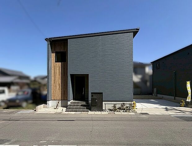 【【外観/NO.1】】和室を設けた4LDKプランです。ブラックを基調としたスタイリッシュな外観。一部に施した木目がアクセントに。
※本画像の外構写真は完成予想画像です。実際の景観・形状とは異なる場合があります。