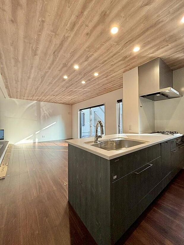 【【キッチン/NO.1】】調理中でもお子様の様子を見守れる、対面式キッチンです。木目調の天井クロスがリビングへと続いており、LDKの空間を心地よく繋げてくれます。