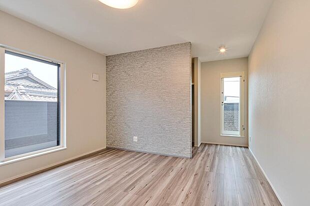 【【洋室(約8.9帖)/No.4】】南と西側に配置したバルコニーに面した洋室。床暖房を設置しているため、冷えやすい足先から暖まり、快適な睡眠環境を保てます。