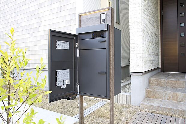 【【宅配ボックス】】留守の際も荷物の受け取りが可能な宅配ボックスを設置。不在配達の手間が省け、非対面での受け取りも可能です。※メーカー及び仕様、形状が異なる場合があります。