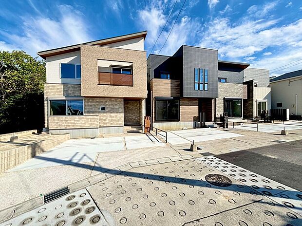 【【現地外観写真】】土間収納やパントリー、リビング収納、ウォークインクローゼットなど、随所に収納スペースを備えており、整った暮らしが叶います。